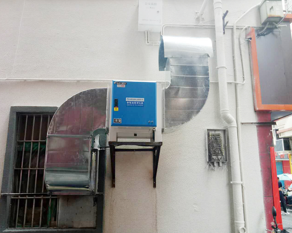 油煙凈化器安裝在酒店的外墻上。.png